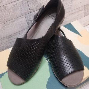 Earth Camellia Ballston black leather flat heel sandals Women’s US 8.5 (1779)